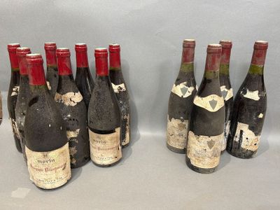 plusieurs bouteilles de vin sont alignées sur une table