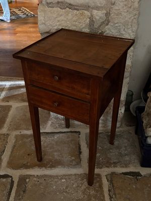 une petite table avec un tiroir, dans un salon