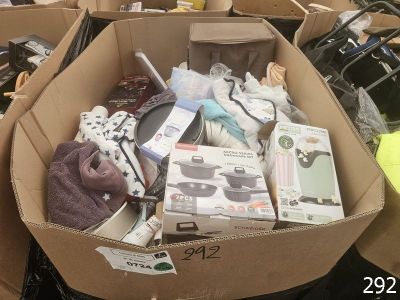 une boîte en carton remplie d'appareils électroniques et d'autres objets
