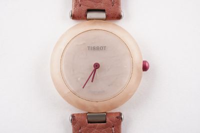 gros plan d'une montre-bracelet sur une surface blanche
