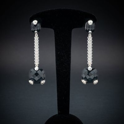 ZOCCAI. Paire de pendants d’oreille en or gris 750°°° ornés …