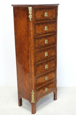 une photo d'une grande commode en bois avec des ferrures en laiton