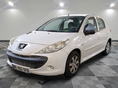 la photo d'une voiture blanche garée dans un garage
