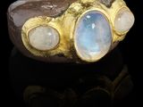 un gros plan d'une bague en or ornée de deux lunes