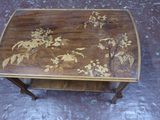 une table en bois ornée d'un motif floral