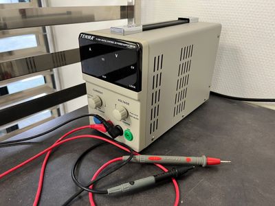 une machine posée sur une table, avec des fils