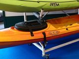 deux kayaks posés sur un support