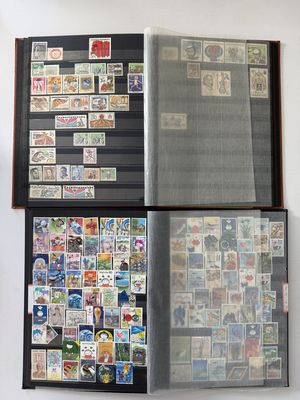 plusieurs types de timbres exposés dans une vitrine