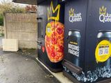 deux boîtes à pizza peintes au bord de la rue
