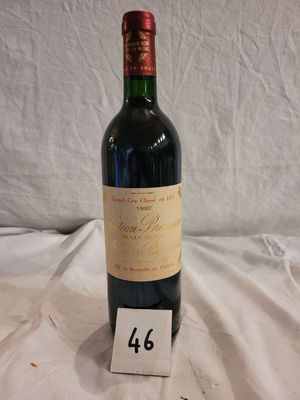 gros plan d'une bouteille de vin sur une table