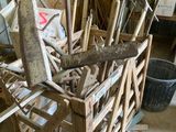 une caisse en bois contenant des outils, dans un garage