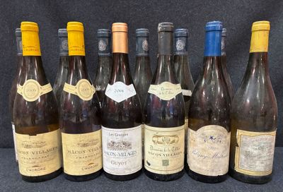 plusieurs bouteilles de vin sont alignées sur une table