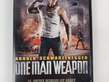 La jaquette du DVD « One Man Weapon » est représentée sur un fond blanc.