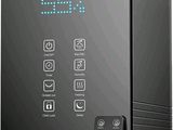 une image représentant un appareil électronique noir muni d'une télécommande