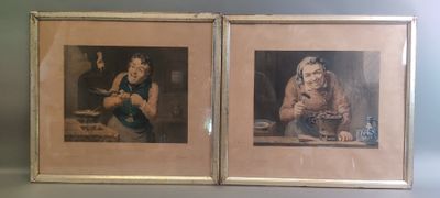 deux photos encadrées représentant un homme et une femme assis à une table
