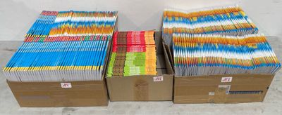 plusieurs cartons de livres empilés les uns sur les autres dans une pièce