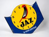une horloge bleue et jaune sur laquelle est représenté un oiseau