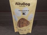 un gros plan sur un sachet de friandises pour chien posé sur une table
