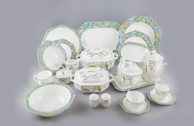 une photo représentant une collection d'assiettes et de tasses en porcelaine