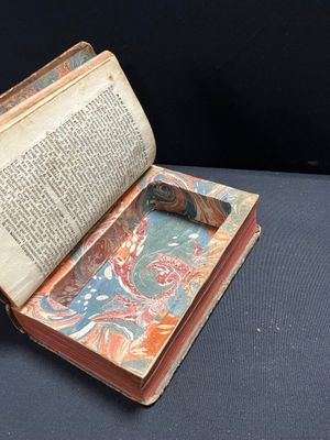 un livre ouvert posé sur une table bleue