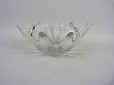 un saladier en verre transparent orné d'un motif d'oiseau