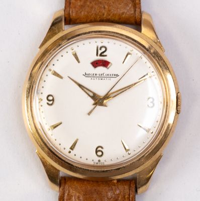 une image d'un gros plan d'une montre-bracelet sur une surface blanche