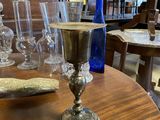 des bouteilles et des verres posés sur une table dans une pièce aux murs en bois