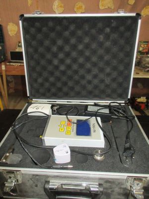 une valise contenant des fils, posée sur une table