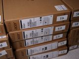plusieurs cartons empilés les uns sur les autres par terre