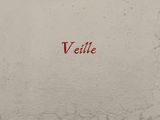 une inscription rouge sur un mur blanc qui dit « veille »