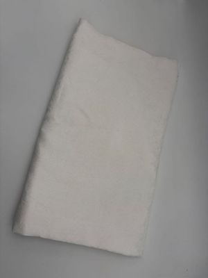 Nappe en lin à décor de feuilles de vignes et de fleurs.