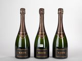 trois bouteilles de champagne, toutes portant la même étiquette