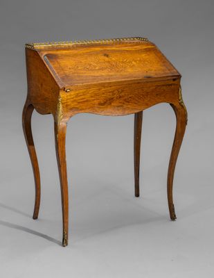 un petit bureau en bois avec un tiroir d'un côté et un autre de l'autre côté
