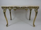 une image représentant une table avec un plateau en marbre et des pieds dorés