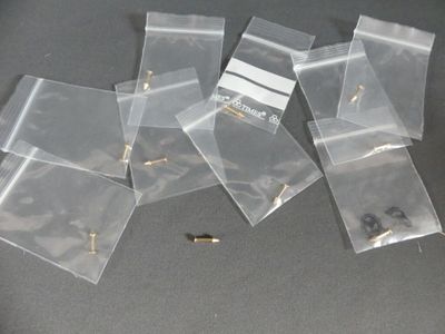 beaucoup de petits sachets en plastique contenant des vis