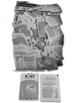 un sac en papier sur lequel se trouve une pile de papiers