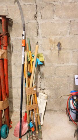 Lot d’outils de jardin, scie à bois, pelle, râteau, et divers