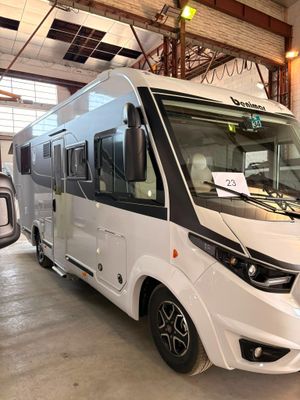 un camping-car blanc garé dans un garage