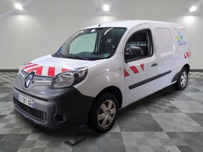 la photo d'une camionnette blanche avec une bande rouge et blanche sur le côté