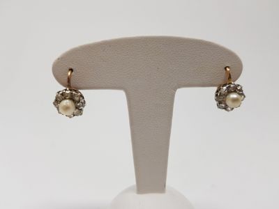 gros plan d'une paire de boucles d'oreilles sur un support