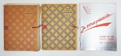 Plusieurs livres sont alignés sur une surface blanche, avec un ruban rouge