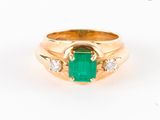 une image représentant une bague en or sertie d'une émeraude et de diamants