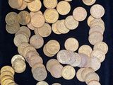 de nombreuses pièces d'or sur une surface noire