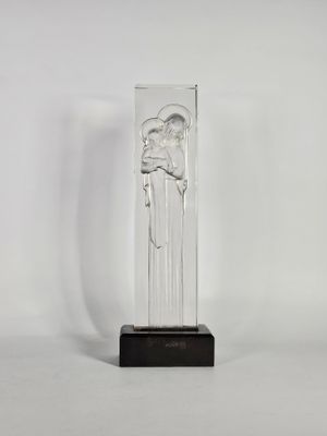 une image représentant une sculpture en verre représentant une femme sur un socle