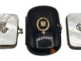 trois sacs à main noirs et blancs ornés de monogrammes