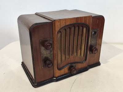 une radio à l'ancienne posée sur une surface blanche