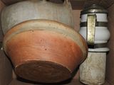 une boîte contenant un vase et une canette de bière