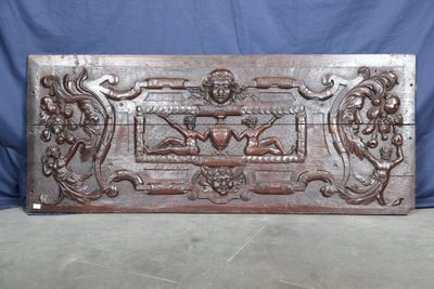 une vieille boîte en bois sculptée posée sur une table