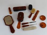 de nombreux types de brosses et de peignes disposés sur une table