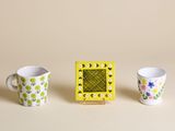 deux tasses et un cadre photo sur la table
